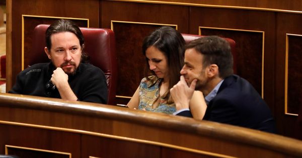 Foto: El líder de Unidas Podemos, Pablo Iglesias, junto a la coportavoz Ione Belarra y el líder de los 'comuns' en el Congreso, Jaume Asens (d), durante la fallida sesión de investidura. (EFE)