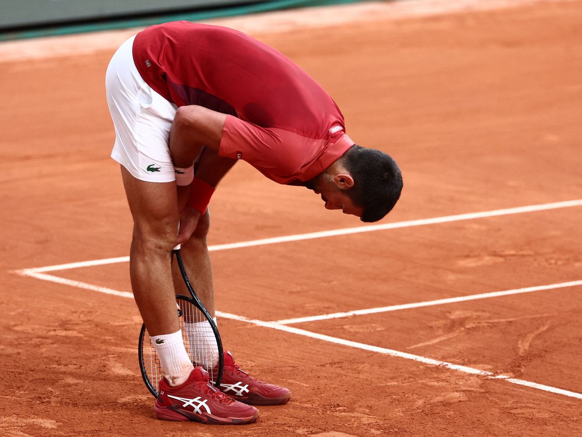 Foto: Cuánto tarda en curarse el desgarro en el menisco de la rodilla, la lesión que ha retirado a Djokovic del Roland Garros (REUTERS/Yves Herman)