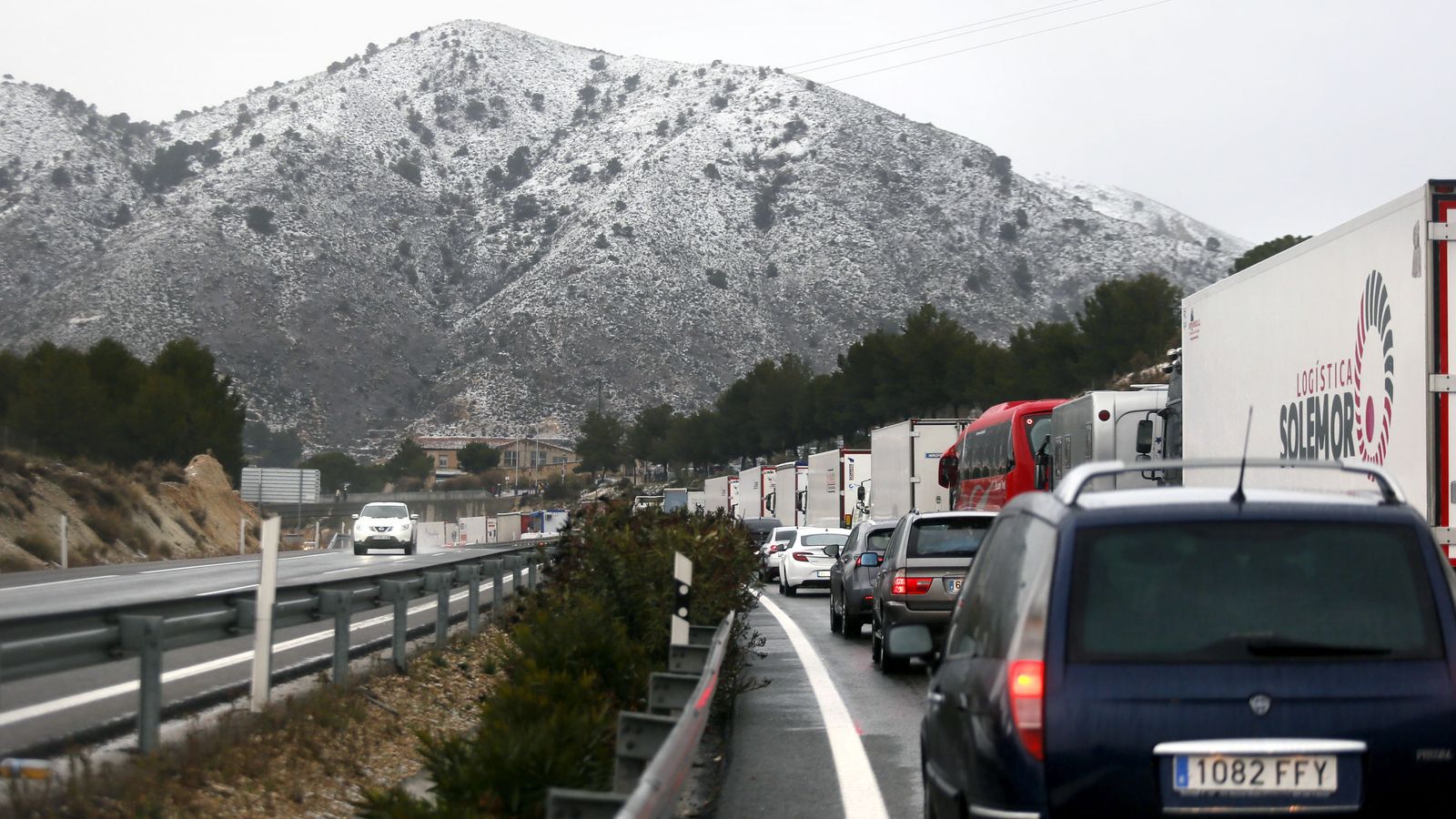 Foto: Las intensas nevadas han provocado cortes de tráfico en la autovía A-31 que une Alicante con Albacete y Madrid. (EFE)