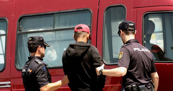 Foto: Agentes de la Policía Nacional detienen a un inmigrante en Ceuta el pasado mes de agosto. (EFE)