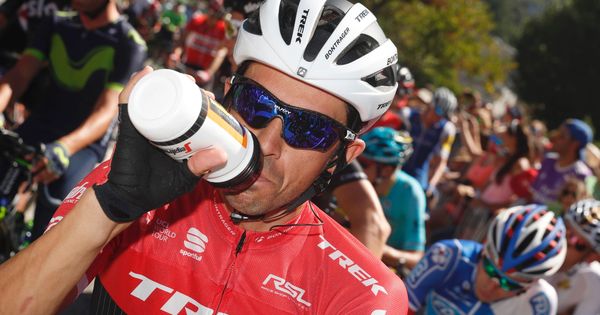 Foto: Alberto Contador, en primer término, durante una etapa de esta Vuelta. (EFE)