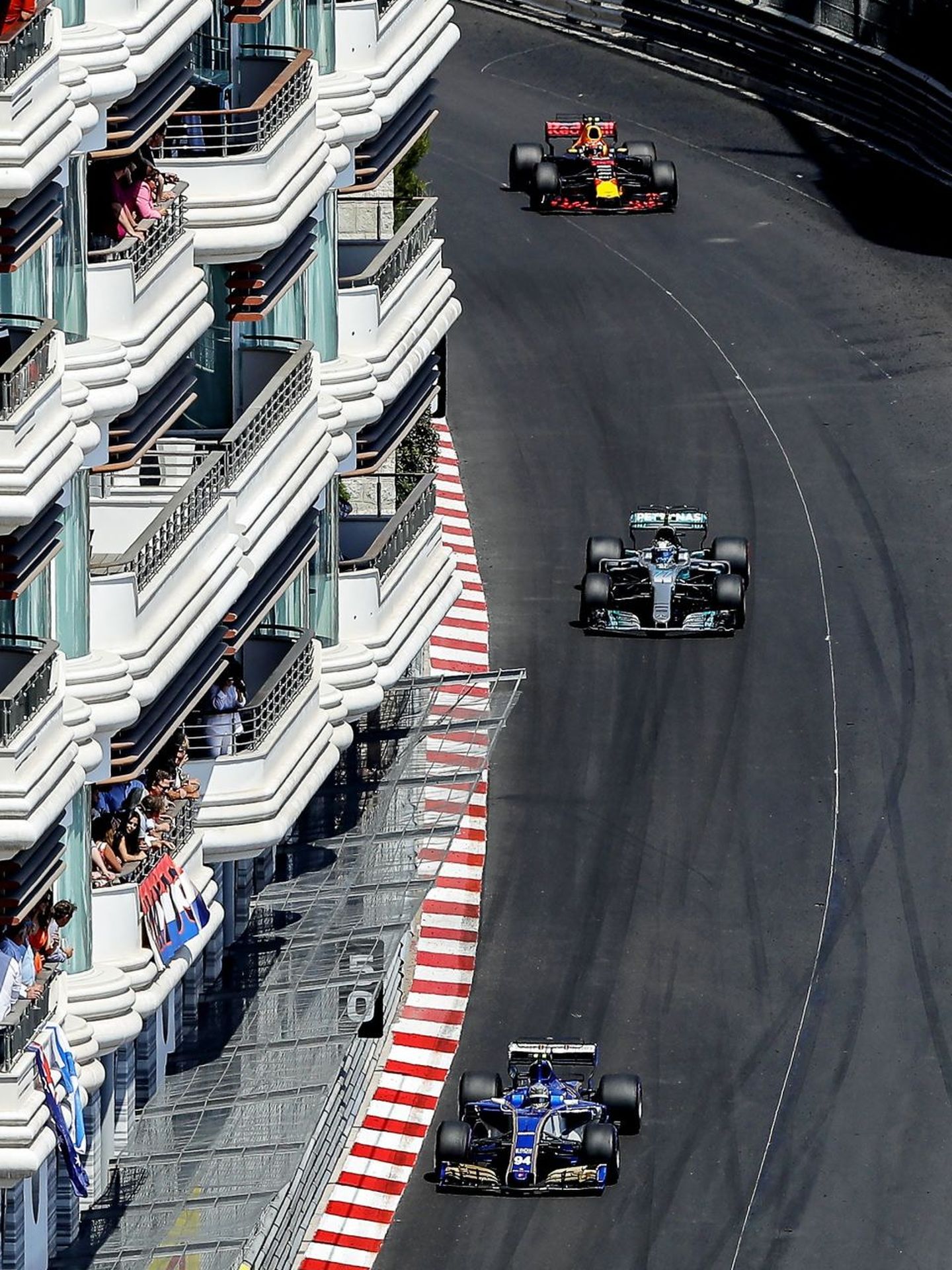 Monte Carlo (Monaco), 28 05 2017.- German Formula One driver Pascal Wehrlein (front) of the Sauber F1 Team, Finnish driver Valtteri Bottas (C) of Mercedes AMG GP and Dutch driver Max Verstappen (back) of Red Bull Racing in action during the 2017 Formula One Grand Prix of Monaco at the Monte Carlo circuit in Monaco, 28 May 2017. (Fórmula Uno) EFE EPA VALDRIN XHEMAJ