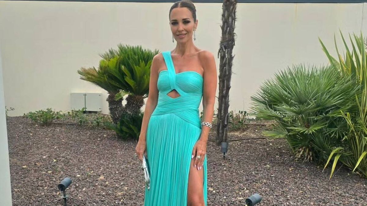 El vestido de invitada de Paula Echevarría firmado por Paloma Cuevas: cut out y color tendencia