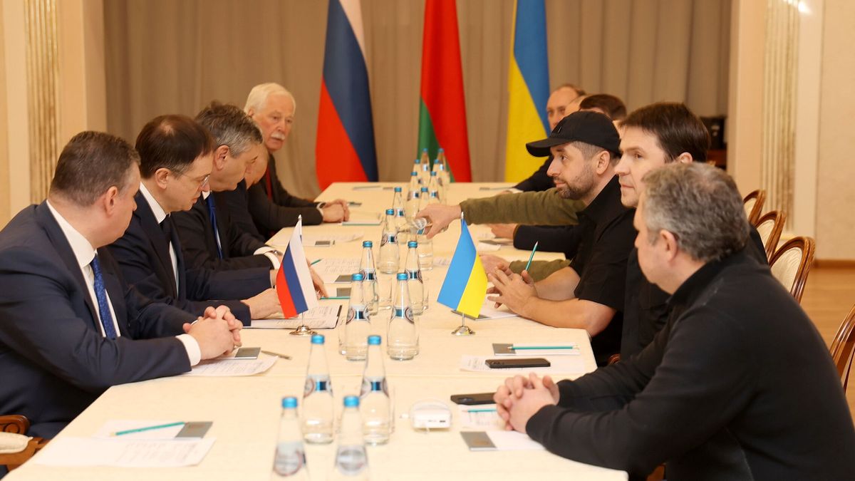 Rusia y Ucrania terminan su reunión con el compromiso de continuar con el diálogo