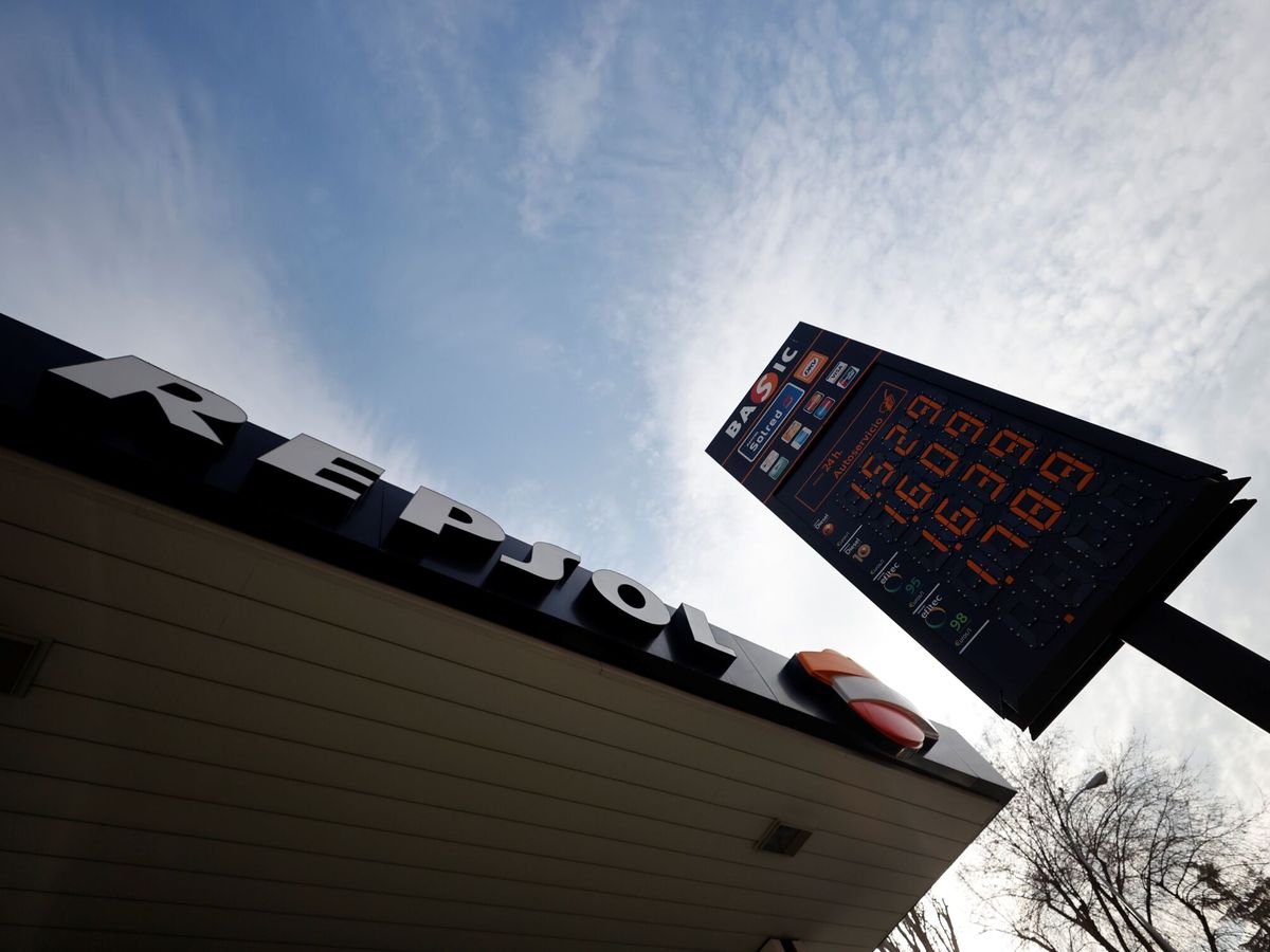 Foto: Vista de los precios del combustible en una gasolinera de Repsol de Madrid. (EFE/ Javier Lizón)