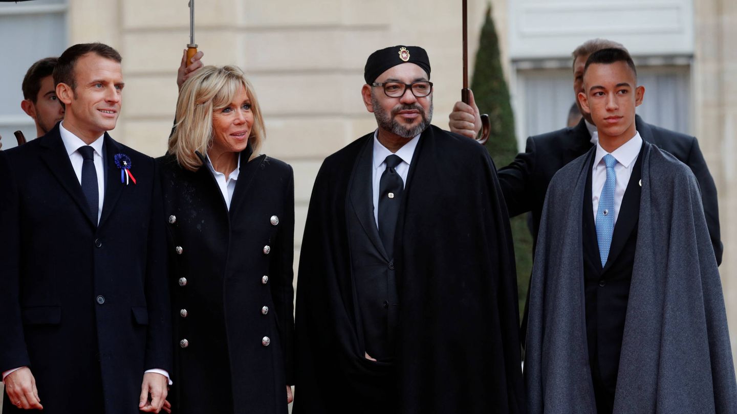 El rey Mohamed VI y su hijo con Emmanuel y Brigitte Macron en París. (Reuters)