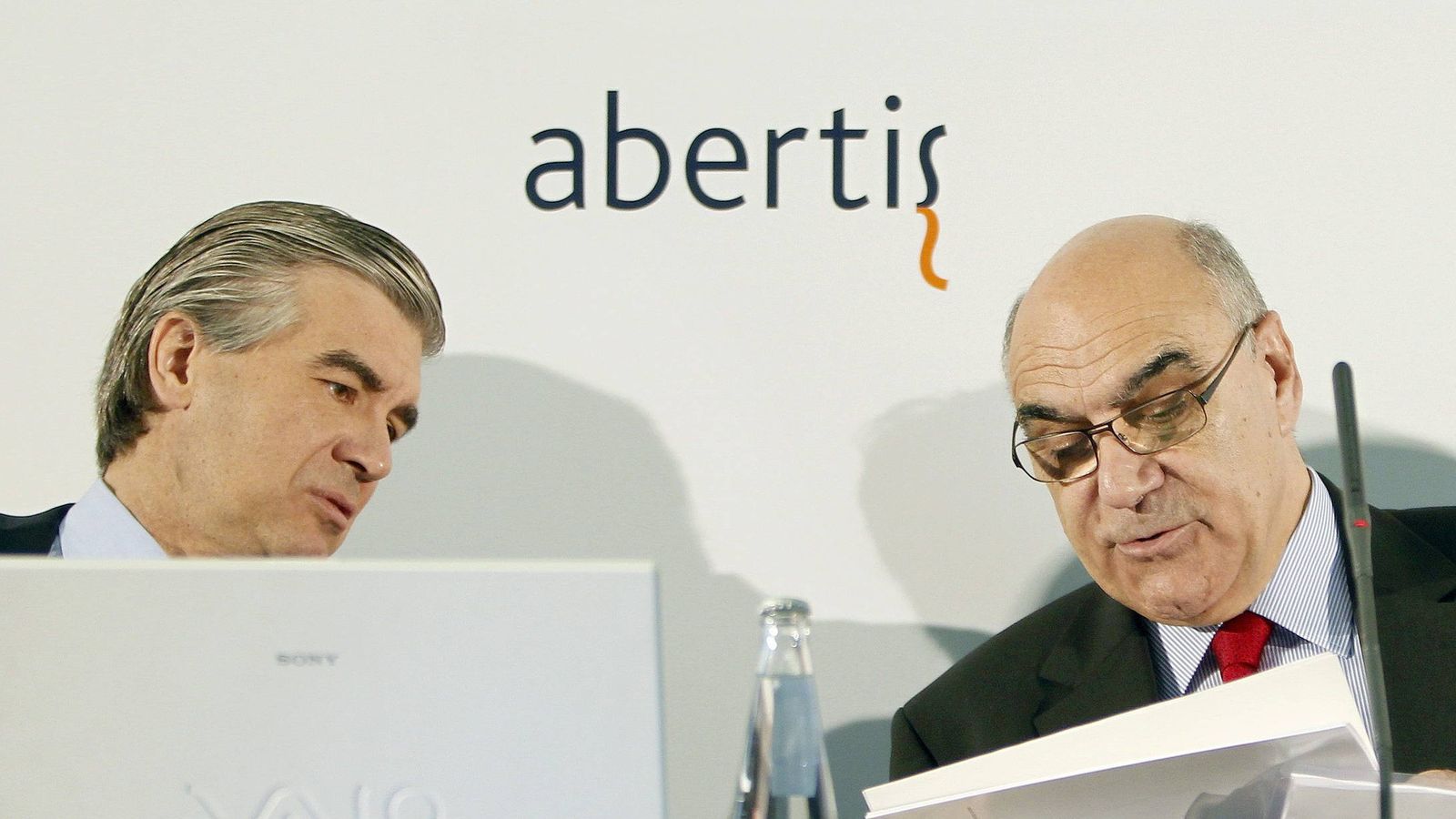 Foto: El presidente de Abertis, Salvador Alemany (d) con el consejero delegado, Francisco Reynes