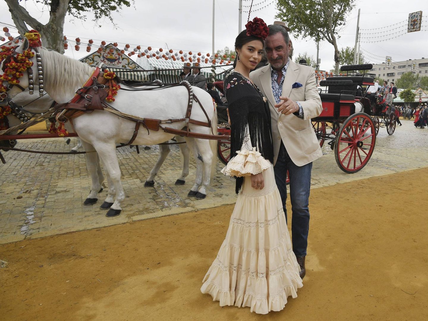 Rocío Crusset junto a Carlos Herrera en la Feria de Abril. (Cordon)