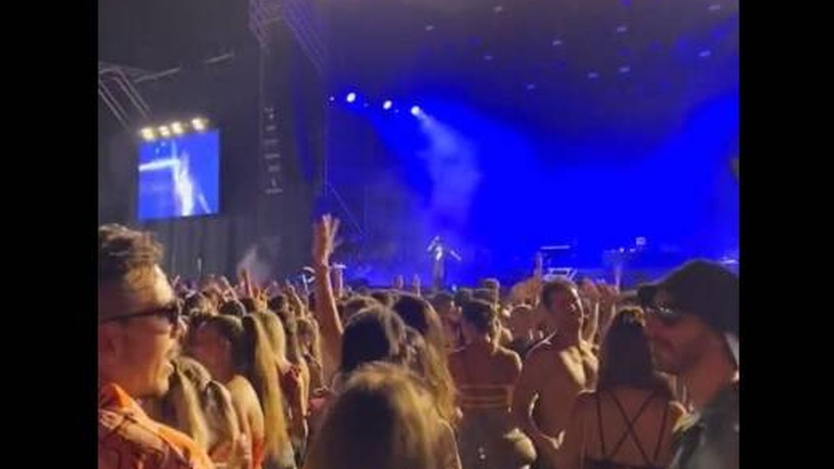 El cantante Myke Towers pide en un concierto que las mujeres fieles levanten la mano y lo que sucede al final explota las redes 