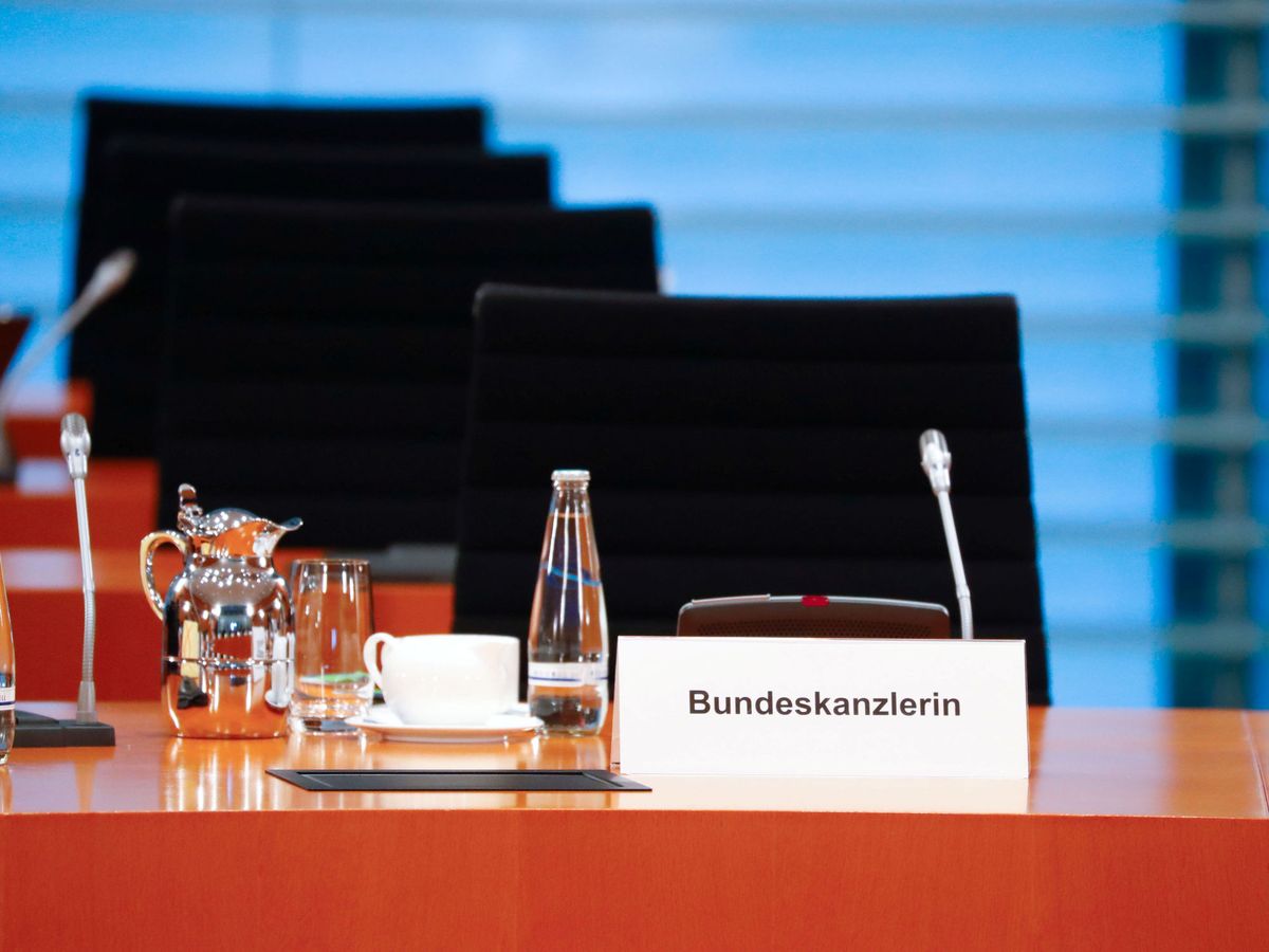 Foto: La silla vacía de Angela Merkel, que se halla bajo cuarentena, es una buena metáfora. (Fabrizio Bensch/Reuters)