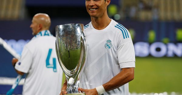 Foto: Cristiano Ronaldo posa con el trofeo de la Supercopa de España. (Reuters)