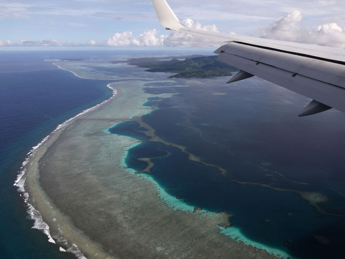 Foto: Un avión sobrevuela una isla de Micronesia, cerca del aeropuerto de Kolonia. (Reuters/Jonatha Ernst)