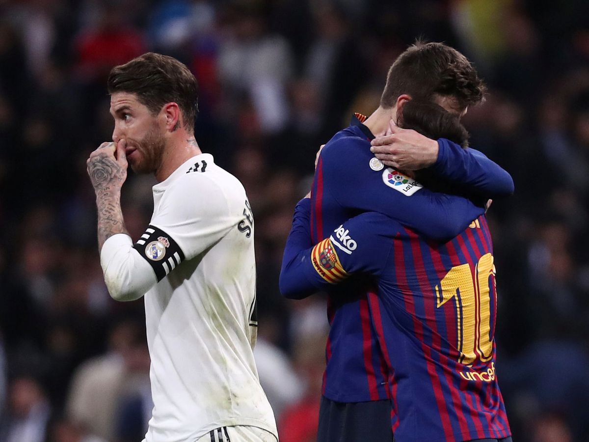 Foto: Gerard Piqué y Leo Messi se abrazan durante un Clásico. (Reuters)