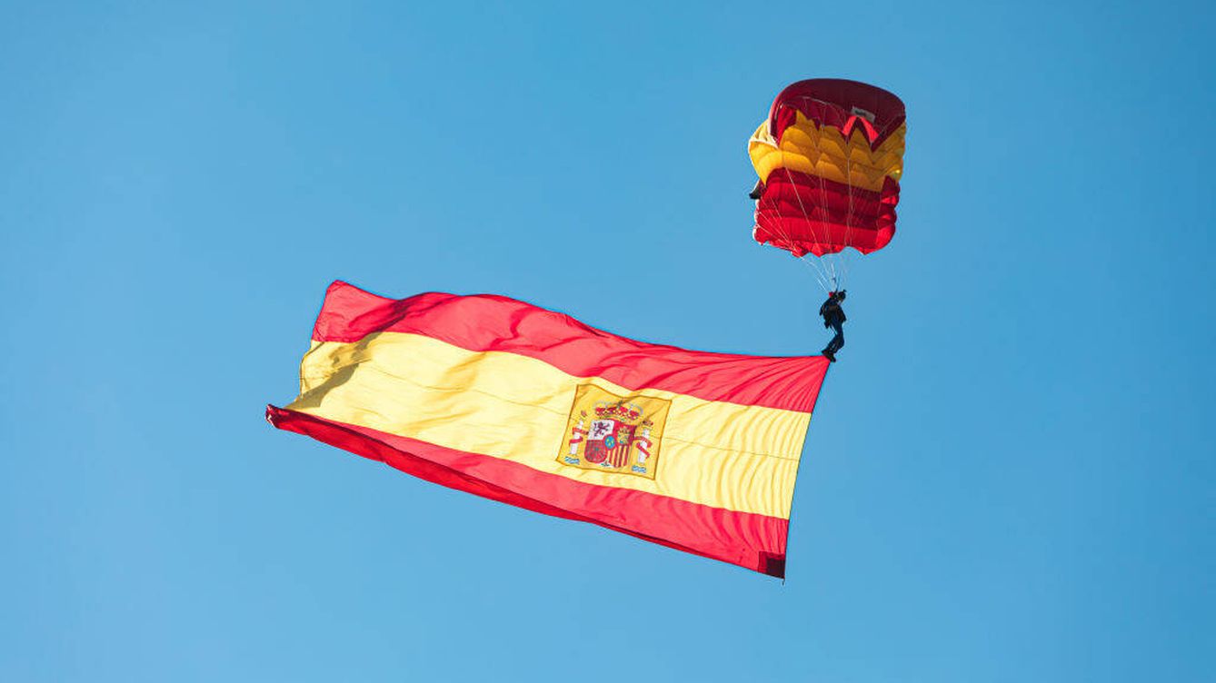 Foto: Un paracaidista ondea una gran bandera de España durante el desfile del Día de la Hispanidad en Madrid. (Getty/David Benito)