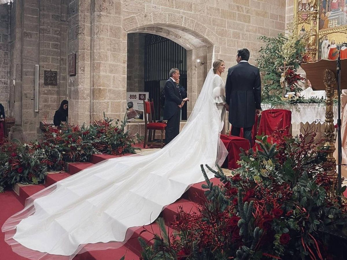 Una boda de Navidad, un vestido de novia original y José Bono y Marta  Lozano como invitados