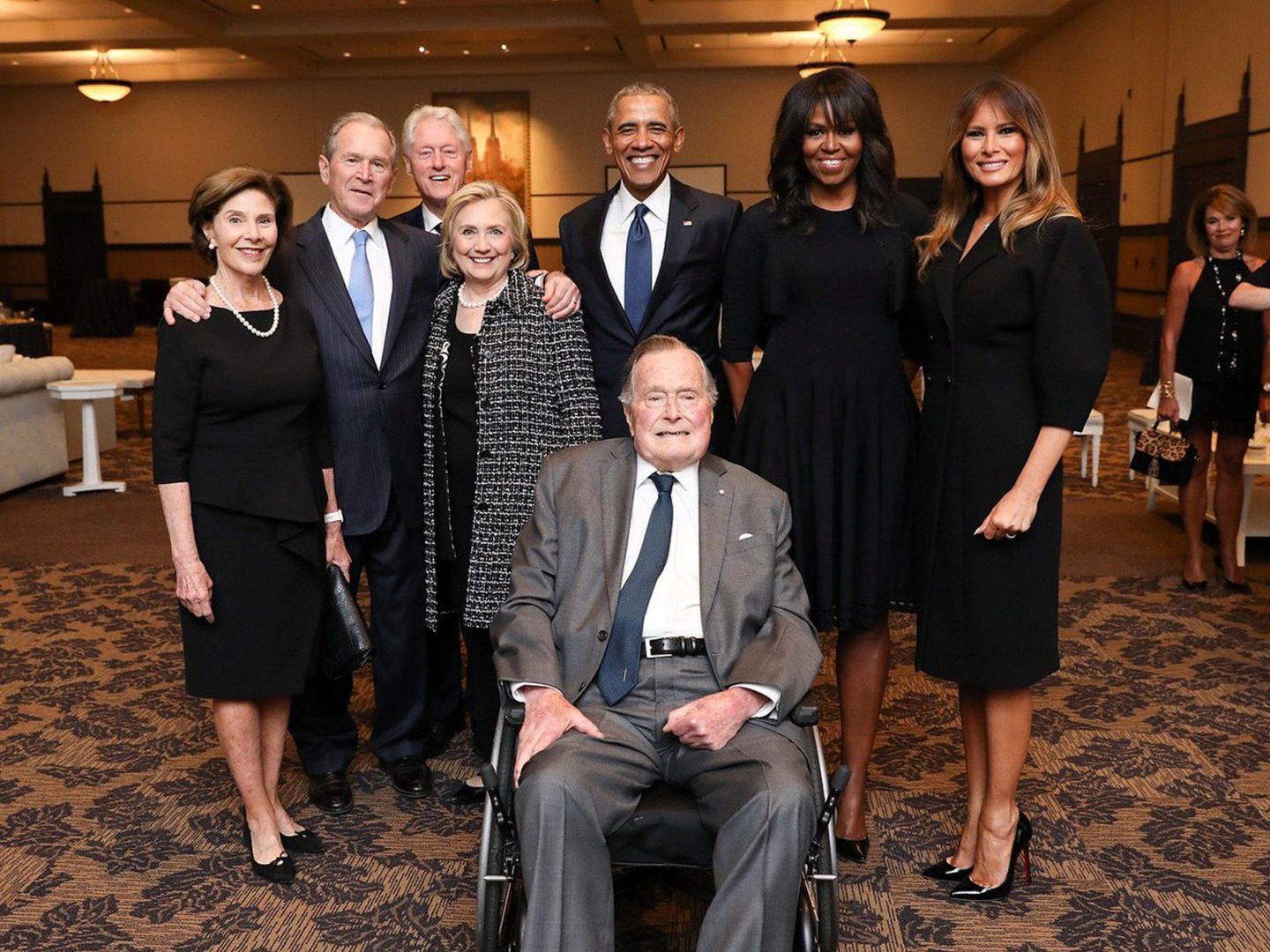 Laura Bush, George W. Bush, Bill Clinton, Hillary Clinton, Barack Obama, Michelle Obama, Melania Trump con George H.W. Bush en el funeral de Bárbara Bush. (Reuters)