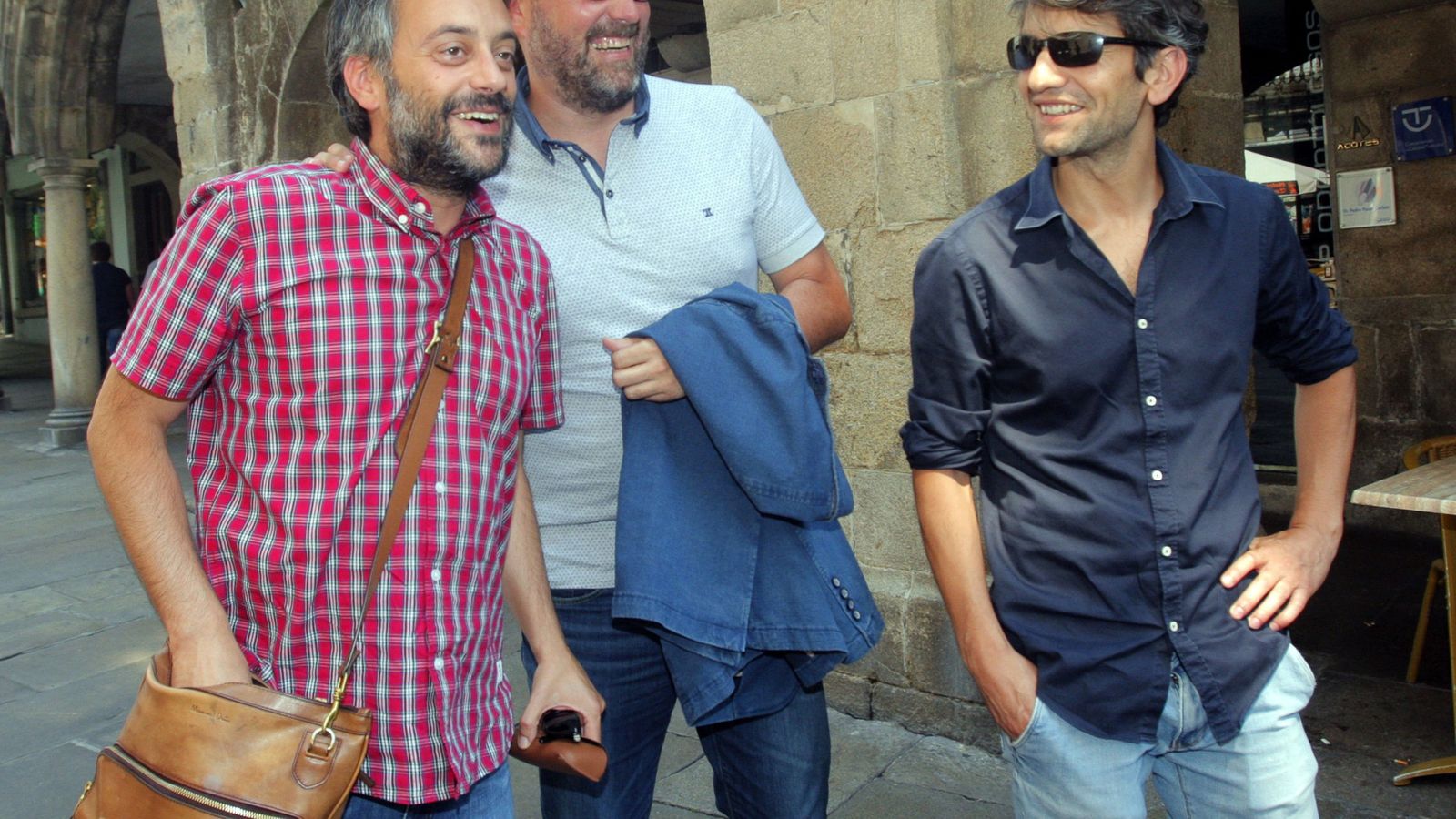 Foto: Los alcaldes de A Coruña, Xulio Ferreiro; de Santiago de Compostela, Martiño Noriega y el de Ferrol, Jorge Suárez (EFE)