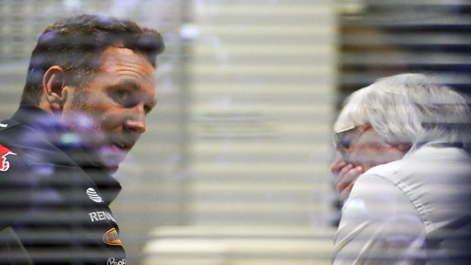 Foto: Christian Horner (izq.) y Bernie Eccleston (der.) conversan durante el Gran Premio de Rusia en Sochi (Efe)