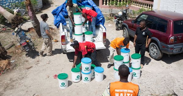 Foto: Miembros del equipo de emergencias de Oxfam entregan kits de higiene para evitar la propagación del cólera en la localidad de Camp Perrin, en el departamento del Sur (Haití). (EFE)