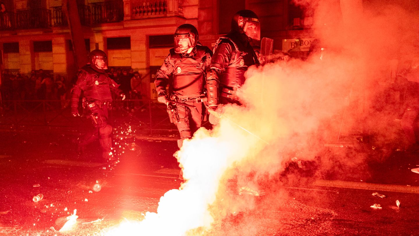 Lanzamiento de bengalas a la Policía antidisturbios, en Marqués de Urquijo, durante la séptima jornada de manifestaciones frente a la sede del PSOE en Ferraz. (Sergio Beleña)