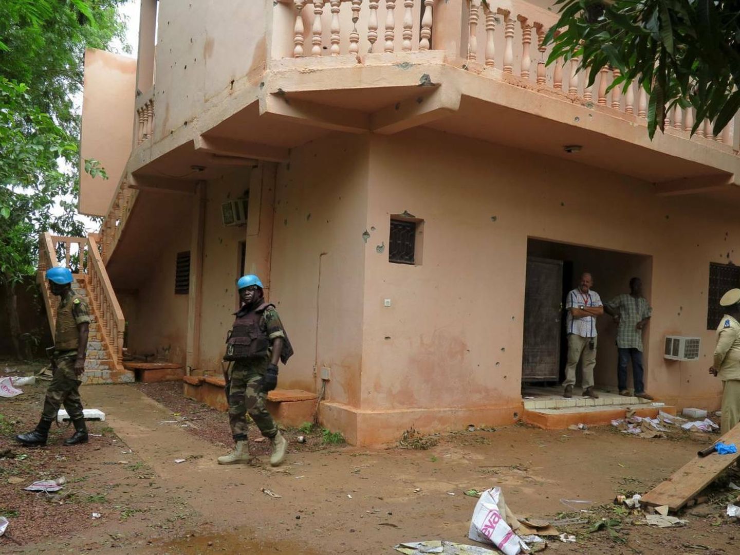 Soldados vigilando el recinto tras el ataque yihadista contra un hotel en Sevare, Mali. (Reuters)