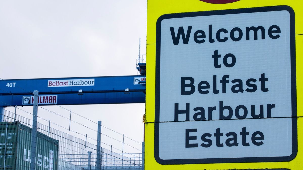 La nueva crisis diplomática entre Irlanda y Reino Unido está por los migrantes que huyen vía Belfast