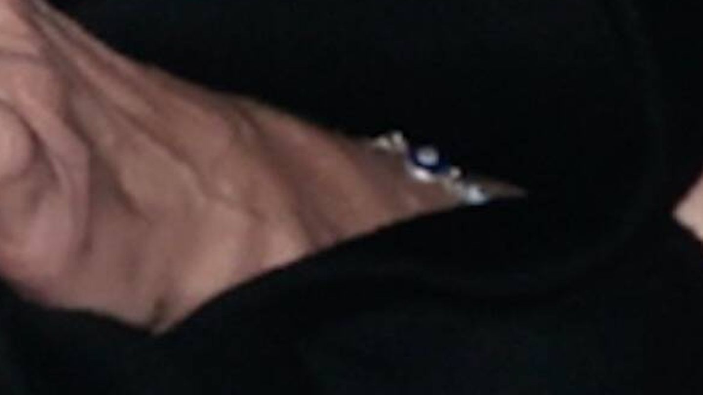 Detalle de la pulsera que ha lucido doña Letizia en Atenas. (Gtres)