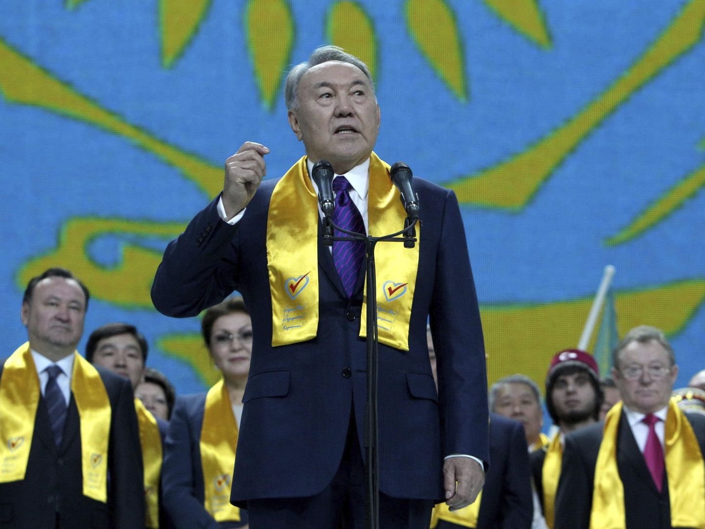 El presidente de Kazajistán, Nursultan Nazarbayev, habla durante una concentración para celebrar su victoria en las elecciones presidenciales en 2015. (EFE)