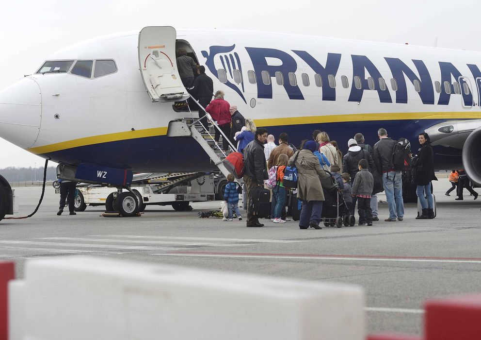 Foto: Varios pasajeros embarcan en un vuelo de Ryanair. (EFE)