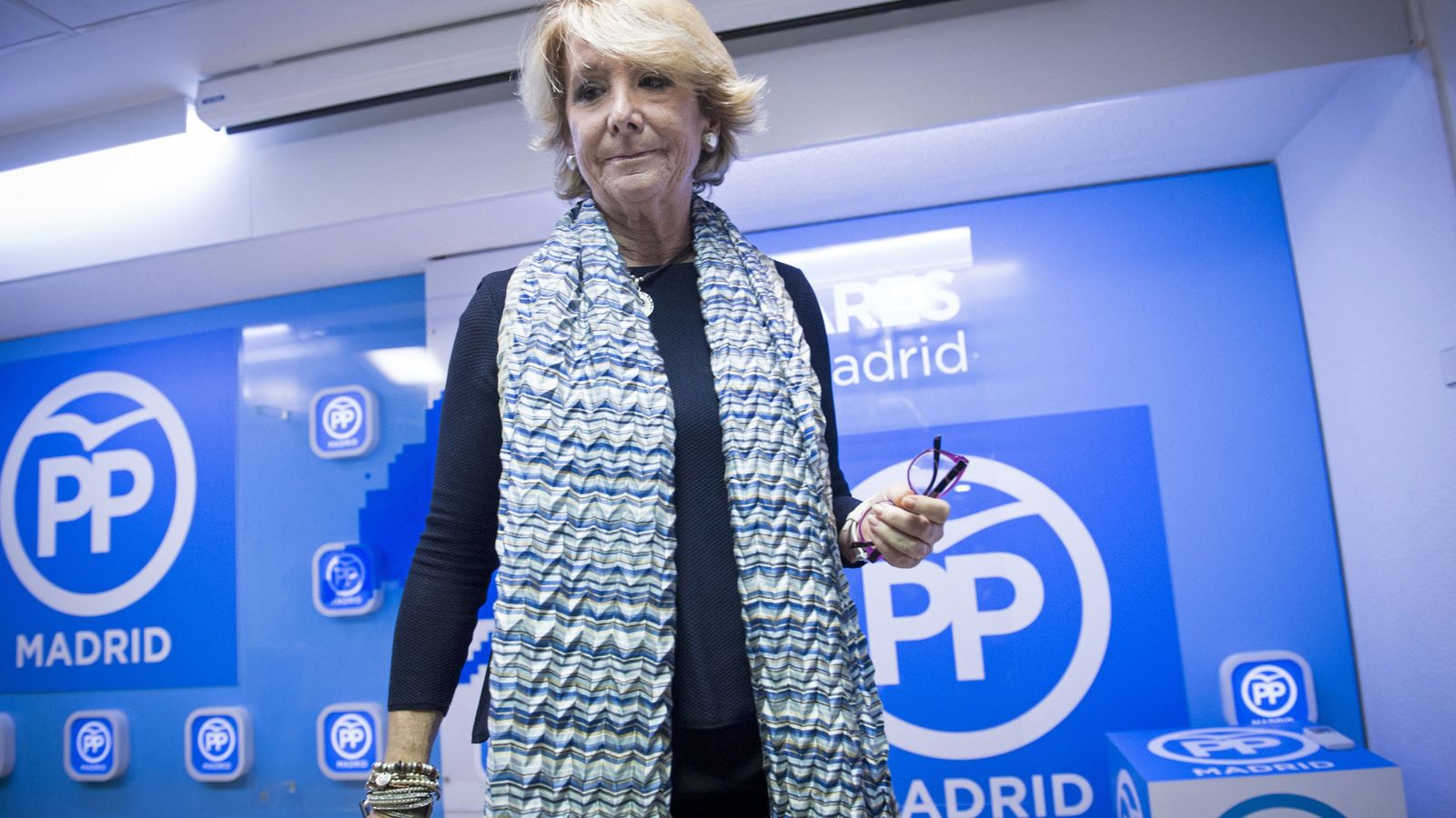 Foto: Aguirre, en la rueda de prensa en la que ha anunciado su dimisión como presidenta del PP madrileño. (EFE)
