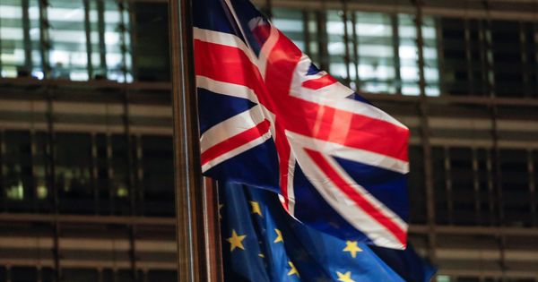 Foto: Las banderas del Reino Unido y de la Unión Europea. (EFE)