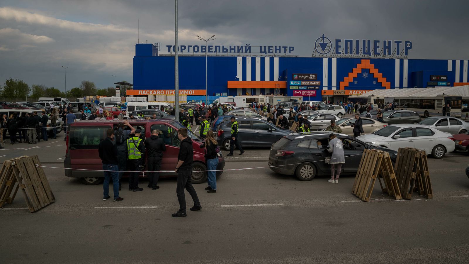 Un centro comercial de Zaporiyia reconvertido en un punto de apoyo a refugiados. (EFE/Miguel Gutiérrez)