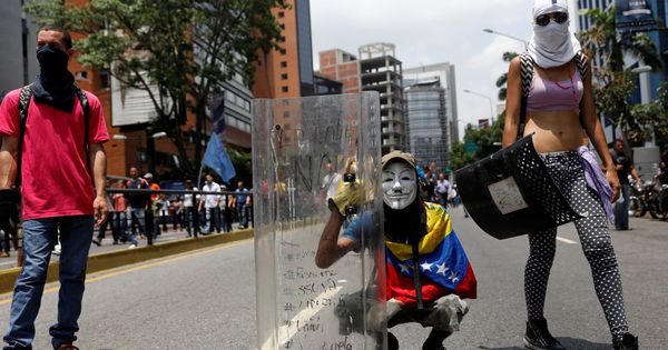 Foto: Manifestantes se enfrentan a la policía antidisturbios en Caracas, el 20 de abril de 2017. (Reuters)