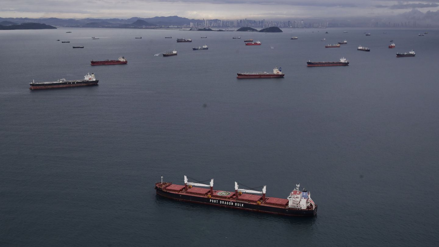 Los barcos esperan a la entrada del Canal de Panamá. (EFE)
