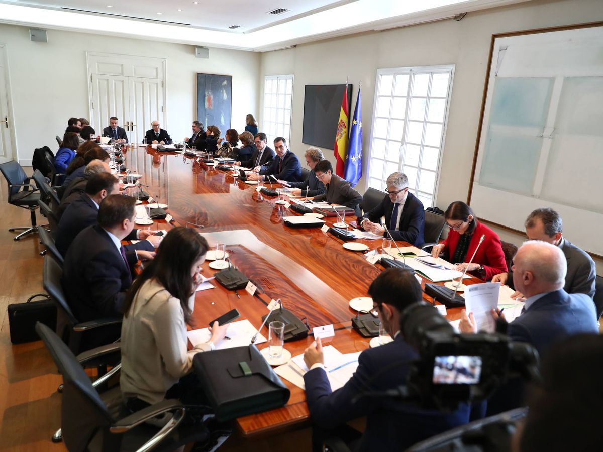 Foto: Reunión de la comisión interministerial de seguimiento del coronavirus, presidida por Pedro Sánchez, este 10 de marzo en la Moncloa. (Fernando Calvo | Moncloa)