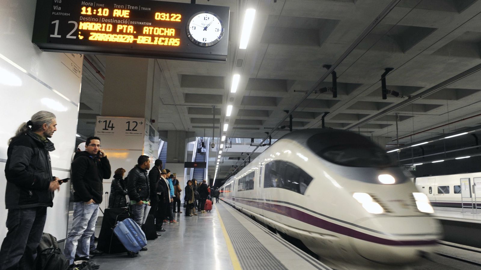 Foto: Vista de un tren AVE en la estación de Girona. (EFE)