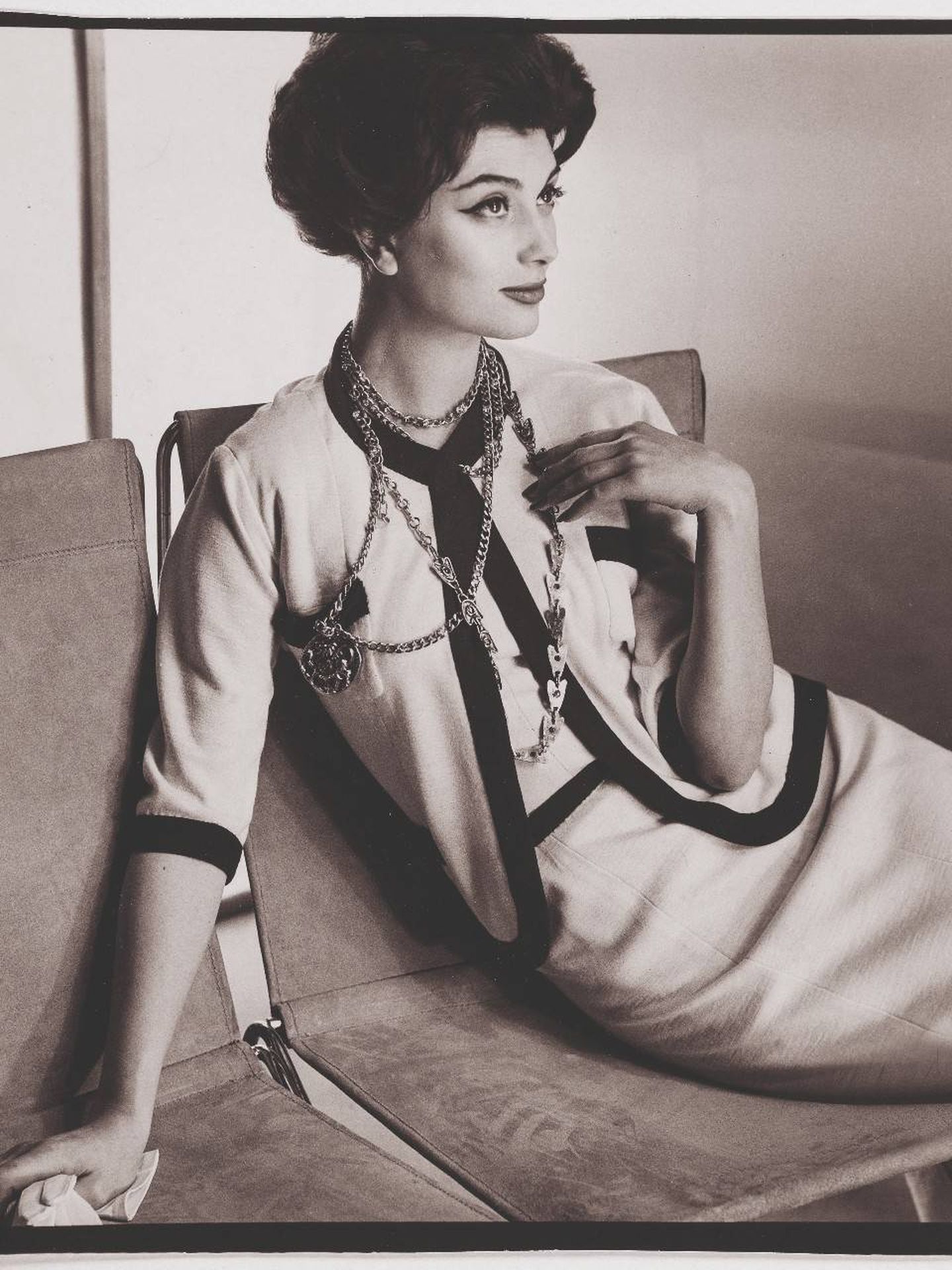 ‘Marie-Hélène Arnaud, en la maison Chanel'. Foto, Henry Clarke. Publicada en 'Vogue US', en marzo de 1958.