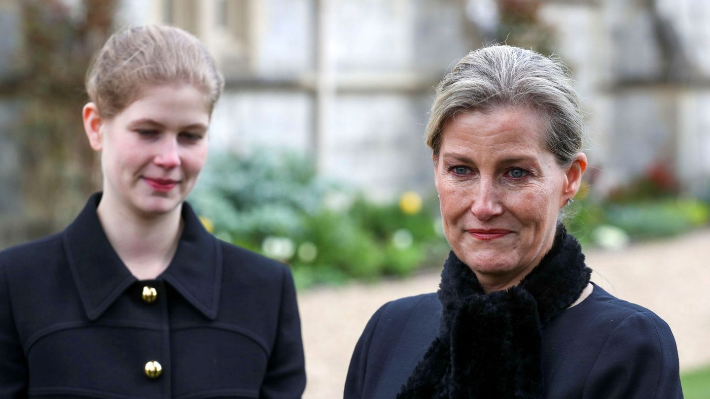 Sophie de Wessex y su hija Louise, tras una misa en memoria del duque de Edimburgo. (Reuters)