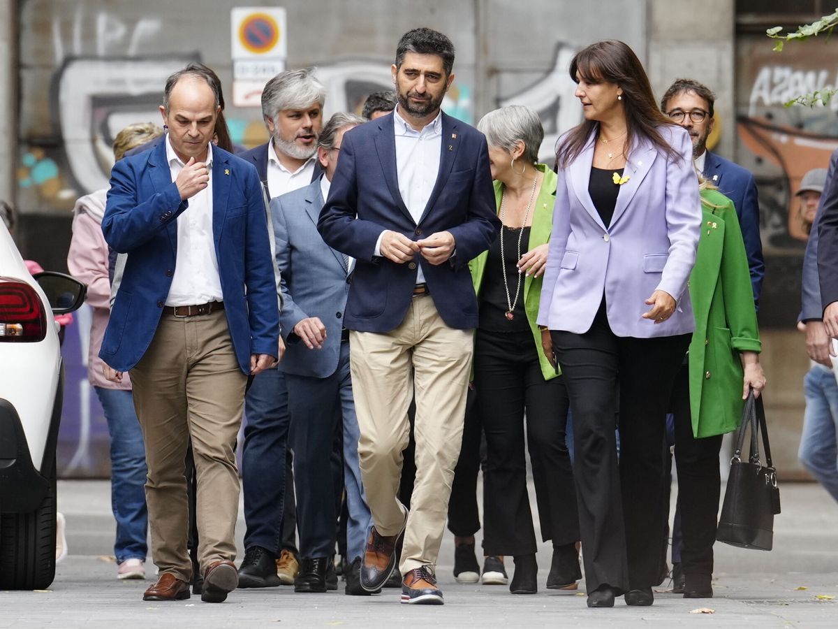 Foto: El secretario general de JxCat, Jordi Turull (i), y la presidenta del partido, Laura Borràs (d), junto al destituido vicepresidente del Govern, Jordi Puineró (c). (EFE/Fontcuberta)