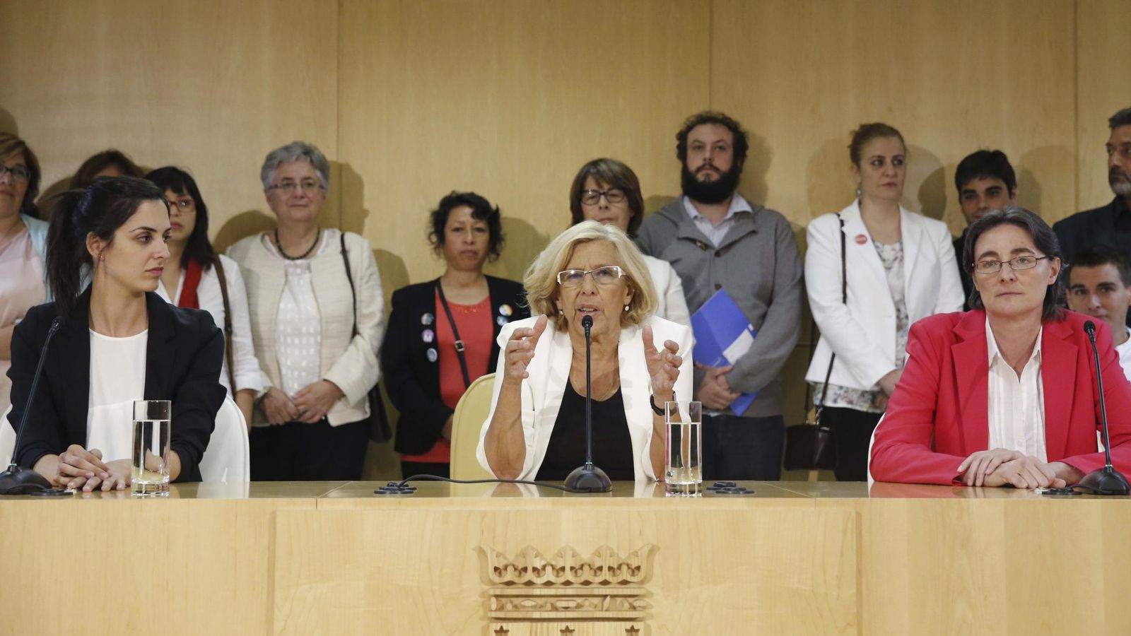 Foto: La alcaldesa de Madrid, Manuela Carmena (c), junto a su número 2, Marta Higueras (d), la portavoz del Gobierno, Rita Maestre (i). (EFE)