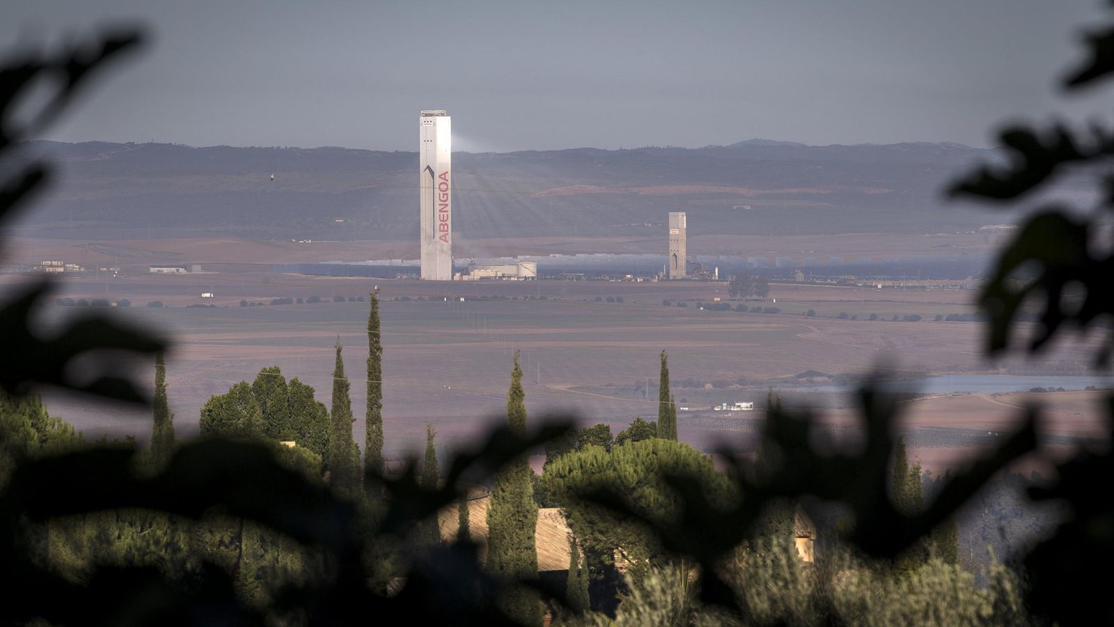 Foto: Una de las Torres de la Plataforma solar Solúcar (Efe)