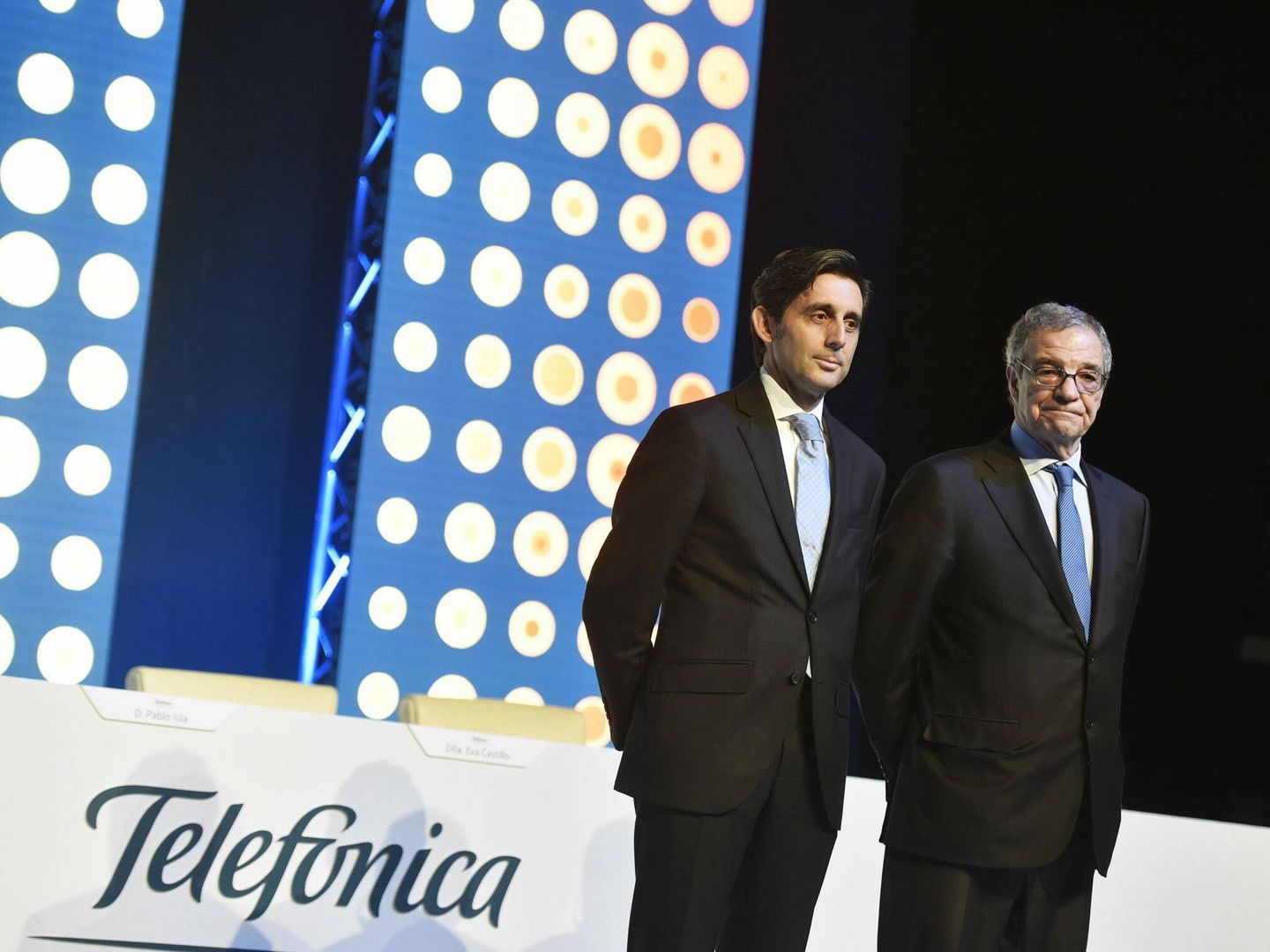 José María Álvarez Pallete (i) y César Alierta en la junta general de accionistas de Telefónica en 2016. (EFE/Fernando Villar)