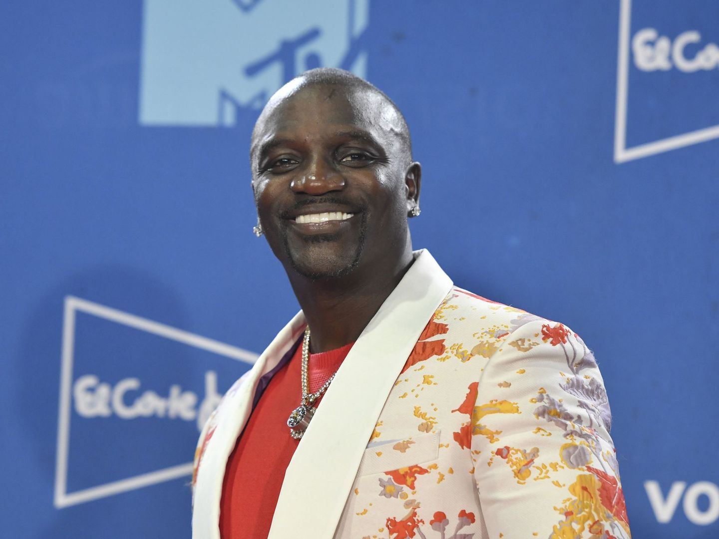 Akon posa durante el photocall de los premios MTV European Music Awards (EMA) de 2019. Foto: EFE Raúl Caro Cadenas