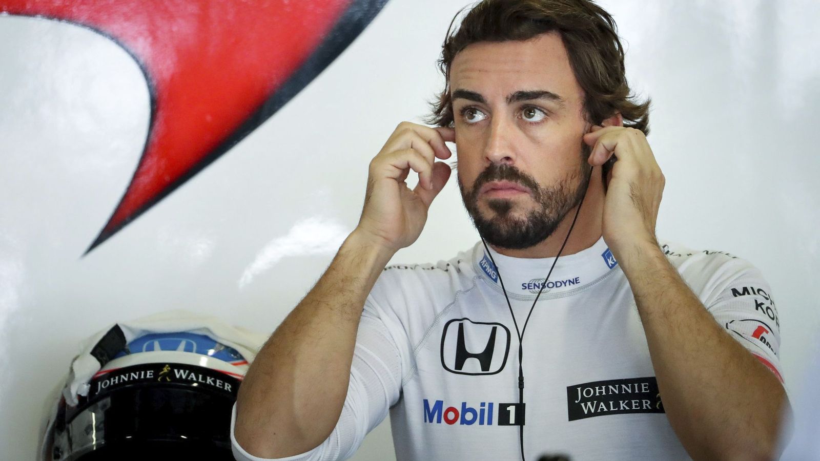 Foto: Fernando Alonso en su box de McLaren en Suzuka.