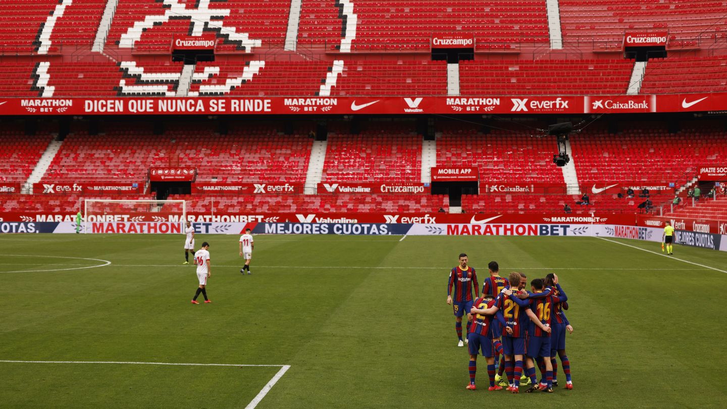 Los jugadores del Barça se abrazan tras el tanto del francés. (Reuters)