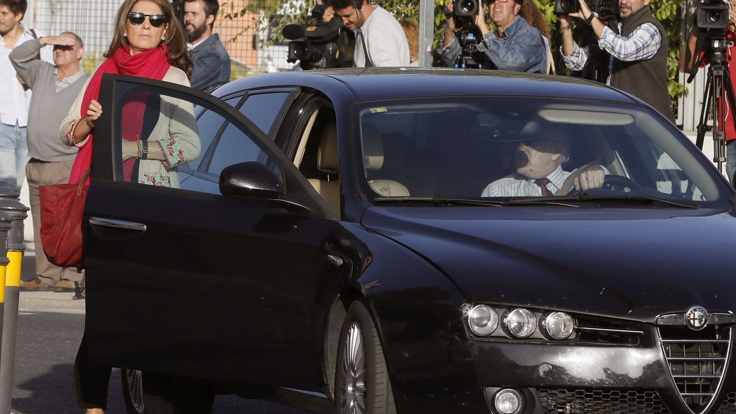 Luis Bárcenas (al volante) y su esposa Rosalía Iglesias, a su llegada a una de las sesiones del juicio de la Gürtel. (EFE)