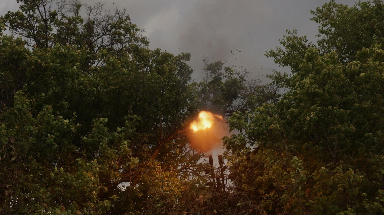 Foto: Soldados ucranianos disparan un misil antiaéreo cerca de la línea de frente en la región de Donetsk. (Reuters/Yevhenii Zavhorodnii)