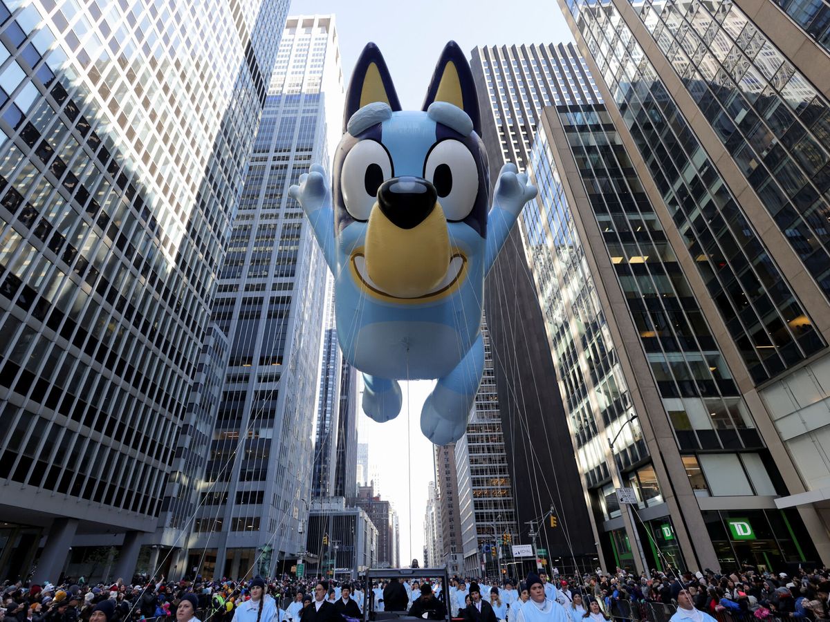 Foto: Tradicional desfile de Acción de Gracias en Nueva York con una figura gigante de Bluey. (Reuters/Andrew Kelly)