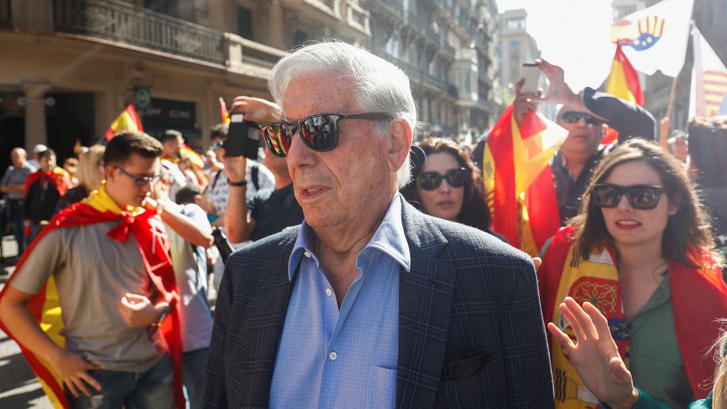 Vargas Llosa entre los manifestantes. (Gtres)