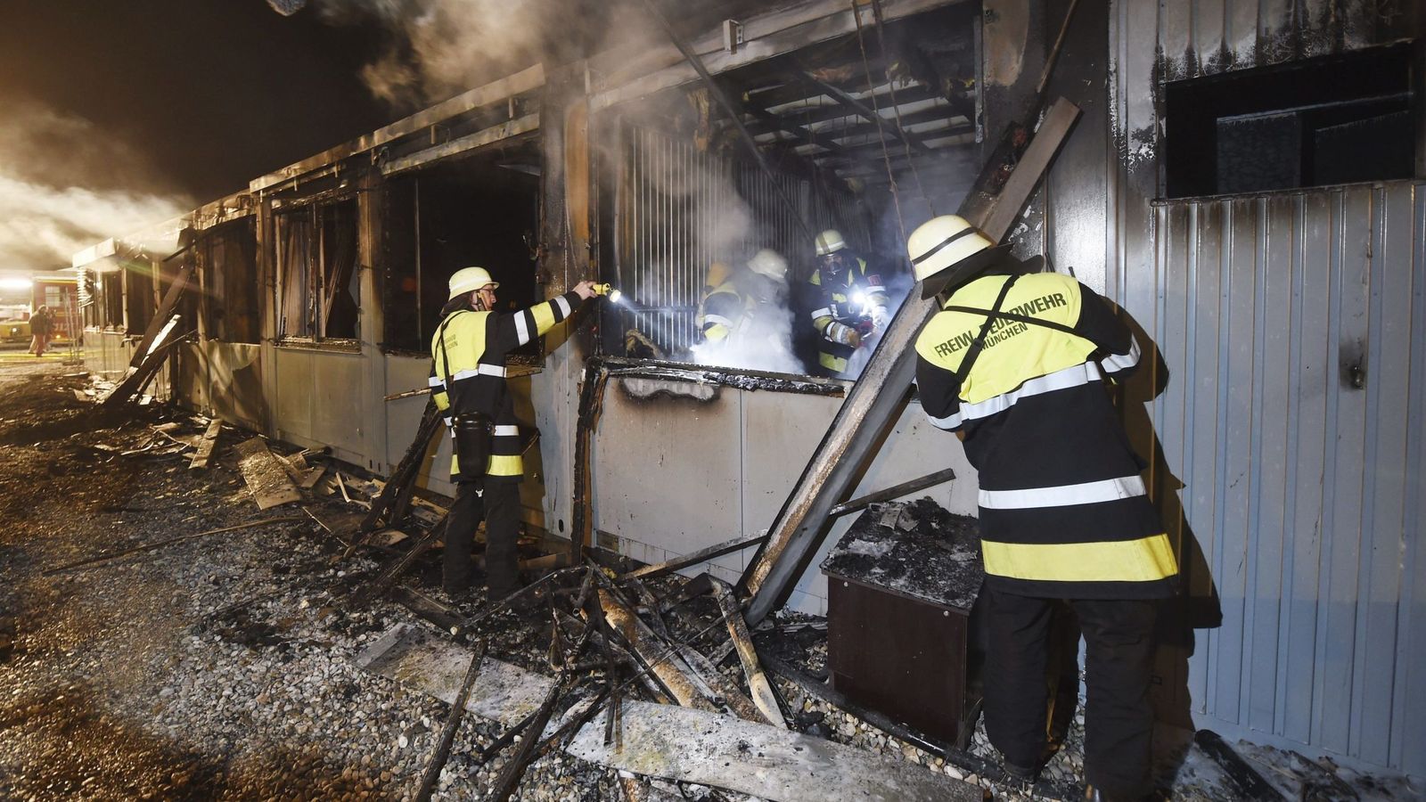 Foto: Incendio en un contenedor en un campo de refugiados de Múnich este miércoles. (Efe) 